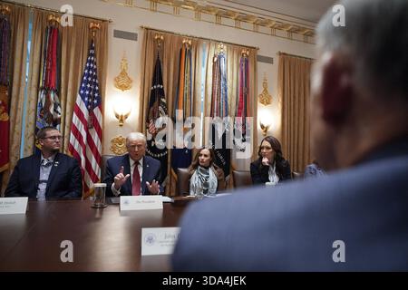 Washington DC, États-Unis. 08 décembre 2025. Le président Donald Trump lors de la table ronde dans la salle du Cabinet où il devrait annoncer un plan d’aide de 12 milliards de dollars pour les agriculteurs, à la Maison Blanche à Washington DC, États-Unis, le 8 décembre 2025. Photo de Yuri Gripas/ABACAPRESS.COM crédit : Abaca Press/Alamy Live News Banque D'Images