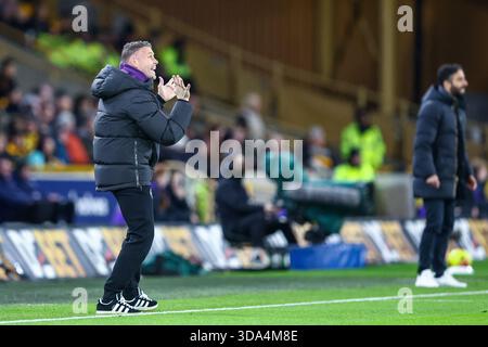 Molineux, Wolverhampton le lundi 8 décembre 2025. Rob Edwards, manager des Wolverhampton Wanderers, fait des gestes lors du match de premier League entre Wolverhampton Wanderers et Manchester United à Molineux, Wolverhampton, lundi 8 décembre 2025. (Photo : Stuart Leggett | mi News) crédit : MI News & Sport /Alamy Live News Banque D'Images