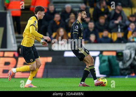 Molineux, Wolverhampton le lundi 8 décembre 2025. 3, Noussair Mazraoui de Manchester United sur le ballon lors du match de premier League entre Wolverhampton Wanderers et Manchester United à Molineux, Wolverhampton le lundi 8 décembre 2025. (Photo : Stuart Leggett | mi News) crédit : MI News & Sport /Alamy Live News Banque D'Images