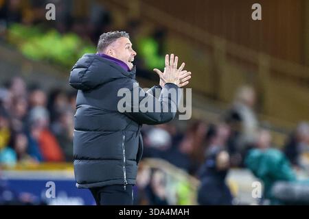 Molineux, Wolverhampton le lundi 8 décembre 2025. Rob Edwards, manager des Wolverhampton Wanderers, fait des gestes alors qu'elle crie des instructions lors du match de premier League entre les Wolverhampton Wanderers et Manchester United à Molineux, Wolverhampton le lundi 8 décembre 2025. (Photo : Stuart Leggett | mi News) crédit : MI News & Sport /Alamy Live News Banque D'Images