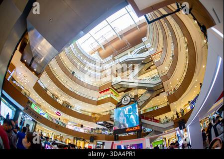 KUALA LUMPUR - 12 février 2023- les gens marchent sur 6 étages du centre commercial Suria KLCC, l'un des plus grands centres commerciaux populaires du Banque D'Images