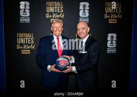 Le président Donald Trump rencontre le président de la FIFA Gianni Infantino lors du tirage au sort de la finale de la Coupe du monde de la FIFA 2026 au Kennedy Center à Washington, D.C. le 5 décembre 2025. Image reproduite avec l'aimable autorisation de la Maison Blanche. Banque D'Images