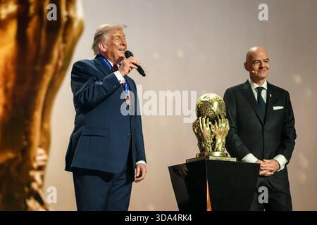 Le président Donald Trump s’exprime sur scène aux côtés du président de la FIFA Gianni Infantino lors du tirage au sort de la finale de la Coupe du monde de la FIFA 2026 au Kennedy Center à Washington, D.C. le 5 décembre 2025. Image reproduite avec l'aimable autorisation de la Maison Blanche. Banque D'Images