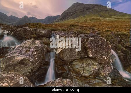 131 Allt Coir a' Mhadaidh ruisseau en cascade à la série de chutes Fairy Pools, Sgùrr an Fheadain et Sgùrr Thuilm pics en arrière-plan (G-d). Skye-Scotland Banque D'Images