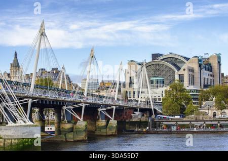 Le pont Hungerford et le pont Golden Jubilee traversent la Tamise avec Embankment place, ville de Westminster, Londres, Grande-Bretagne Banque D'Images
