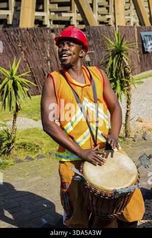 Johannesburg, Afrique du Sud, le 24 avril 2013, les hommes africains jouer percussions traditionnelles pour touristes canton de Soweto Banque D'Images