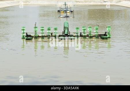 Pompe Ajout d'oxygène à l'eau pour le traitement des eaux usées dans les petites usines Banque D'Images