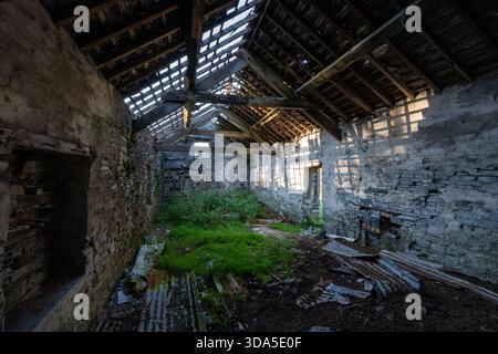 Intérieur d'un bâtiment en ruine à la carrière d'ardoise de Cwmorthin Banque D'Images