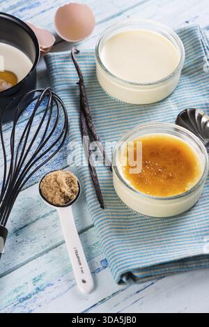 Crème brûlée maison avec des ingrédients Banque D'Images