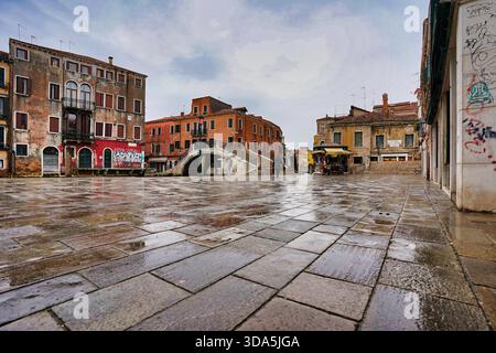 Venise pluvieuse dans la perspective de grenouille Banque D'Images