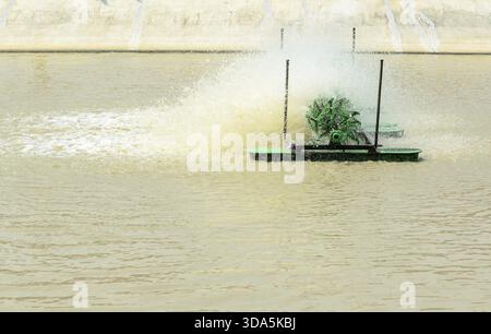 Pompe Ajout d'oxygène à l'eau pour le traitement des eaux usées dans les petites usines Banque D'Images