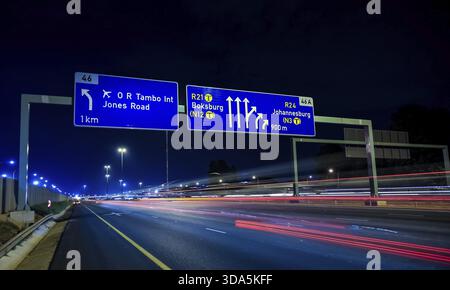 Johannesburg, Afrique du Sud - 24 octobre 2011 : Sortie d'autoroute la signalisation sur l'autoroute la nuit Banque D'Images