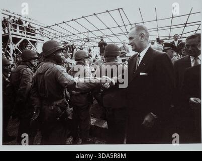 Voyage du vice-président Lyndon B. Johnson à Berlin - arrivée des troupes américaines à la limite du secteur Ouest. Johnson serre la main d'un GI Banque D'Images
