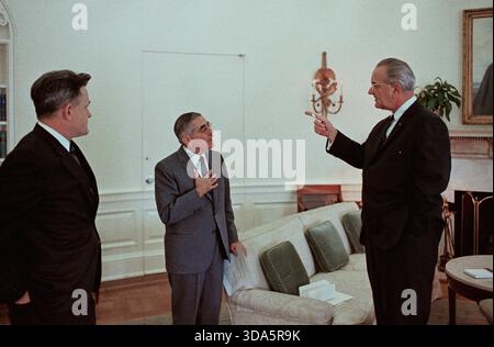 Le président Lyndon B. Johnson rencontre le sénateur John Pastore Banque D'Images
