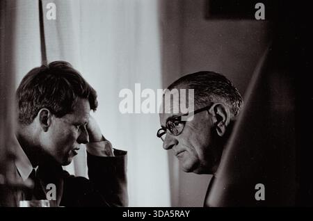 Le président Lyndon B. Johnson et Robert F. Kennedy se rencontrent à la Maison Blanche le 14 octobre 1964. Banque D'Images