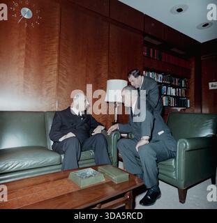 Le président américain Lyndon B. Johnson (à droite) rencontre le président français Charles de Gaulle peu après son entrée en fonction Banque D'Images