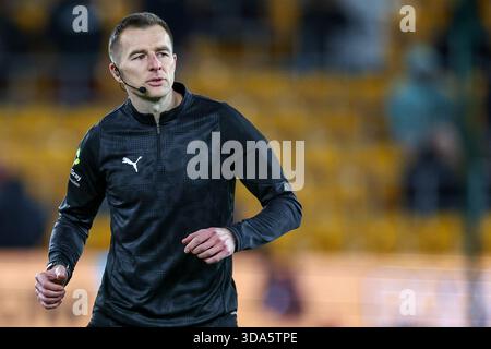 Molineux, Wolverhampton le lundi 8 décembre 2025. Arbitre Michael Salisbury à l'échauffement lors du match de premier League entre Wolverhampton Wanderers et Manchester United à Molineux, Wolverhampton, lundi 8 décembre 2025. (Photo : Stuart Leggett | mi News) crédit : MI News & Sport /Alamy Live News Banque D'Images