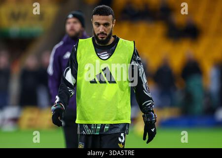 Molineux, Wolverhampton le lundi 8 décembre 2025. 3, Noussair Mazraoui de Manchester United à l'échauffement lors du match de premier League entre Wolverhampton Wanderers et Manchester United à Molineux, Wolverhampton le lundi 8 décembre 2025. (Photo : Stuart Leggett | mi News) crédit : MI News & Sport /Alamy Live News Banque D'Images