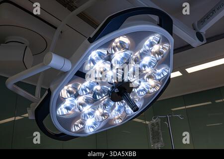 Plafonniers chirurgicaux éclairant une salle d'opération stérile, fournissant un éclairage lumineux et précis pour les interventions médicales et chirurgicales. Banque D'Images