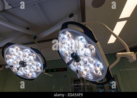 Plafonniers chirurgicaux éclairant une salle d'opération stérile, fournissant un éclairage lumineux et précis pour les interventions médicales et chirurgicales. Banque D'Images