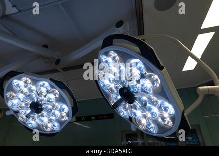 Plafonniers chirurgicaux éclairant une salle d'opération stérile, fournissant un éclairage lumineux et précis pour les interventions médicales et chirurgicales. Banque D'Images