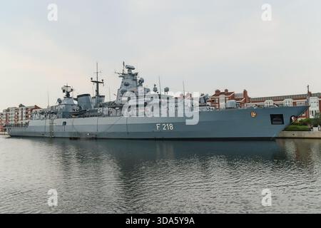 Navire de guerre allemand amarré dans le port de Wilhelmshaven, en Allemagne. Banque D'Images