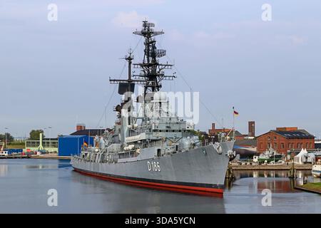 Navire de guerre allemand amarré dans le port de Wilhelmshaven, en Allemagne. Banque D'Images