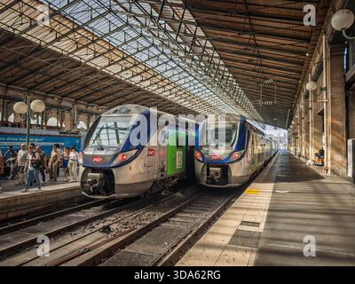 PARIS, FRANCE - 22 JUIN 2025 : deux trains régionaux TER SNCF stationnent sur les quais de départ de Paris Gare du Nord sous une verrière. Gare du nord tr Banque D'Images