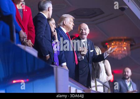 Le président de la FIFA Gianni Infantino et le président américain Donald Trump lors du tirage au sort officiel de la Coupe du monde de la FIFA 2026 au John F. Kennedy Center for the Performing Arts le 5 décembre 2025 à Washington DC Banque D'Images