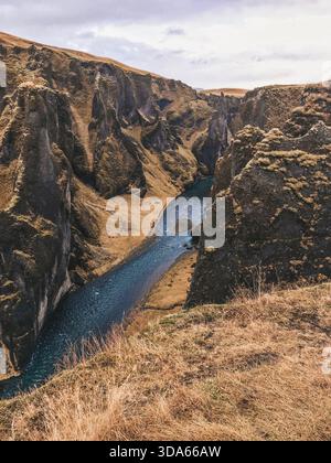 Islande paysage magnifique avec cascades fascinantes et majestueuses montagnes enneigées Banque D'Images
