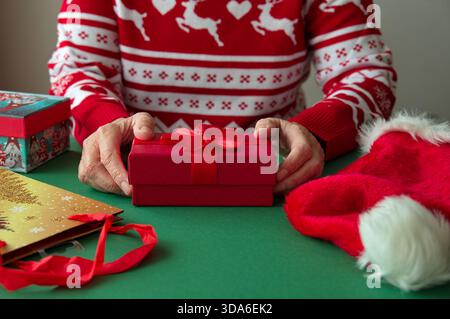 Milieu de section de la femme senior avec cadeau de Noël Banque D'Images