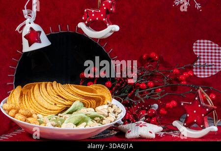 collations assorties dans un bol avec des décorations de noël festives Banque D'Images