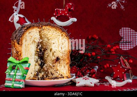 panettone italien traditionnel avec chocolat et décorations de noël festives Banque D'Images