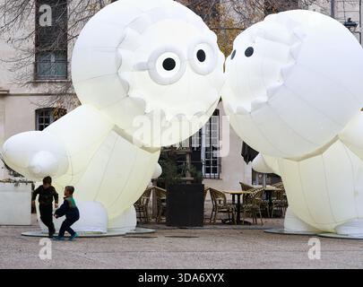 Une paire de figurines Anooki illuminent le paysage nocturne, Avignon, France, Noël 2025. Banque D'Images