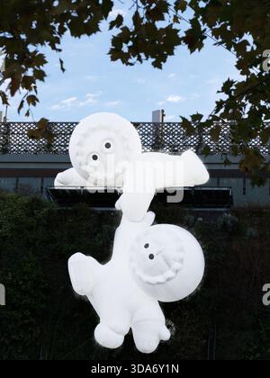 Une paire de figurines Anooki illuminent le paysage nocturne, Avignon, France, Noël 2025. Banque D'Images