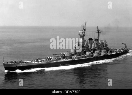 Le cuirassé USS North Carolina (BB-55) de l'US Navy en mer au large de New York City (États-Unis), le 3 juin 1946. Photographié depuis une base aérienne navale, New York, avion. Banque D'Images