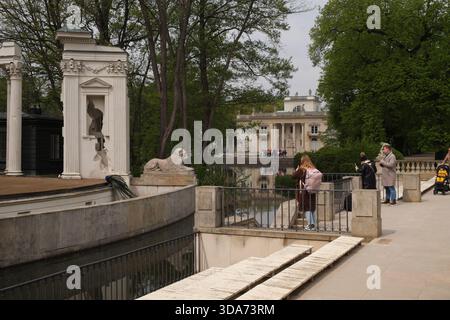 Palais Lazienki ( Palais sur l'île ), vu au-dessus du lac depuis le théâtre, Parc Lazienki, Varsovie, Pologne. Banque D'Images