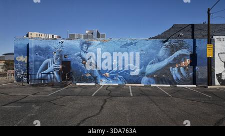 Tucson, États-Unis - 20 avril 2025 : vue aérienne d'une murale vibrante représentant une scène sous-marine avec des personnages et de la vie marine sur un bleu clair Banque D'Images