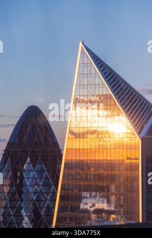 Londres, Royaume-Uni : 28 février 2025. La lumière de l'heure d'or se reflète sur les élégantes tours de verre (le scalpel et le Gherkin), créant un sce urbain spectaculaire à Londres Banque D'Images
