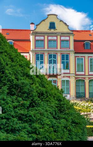 Gdansk, Pologne : 1er juin 2024. Une villa vibrante aux couleurs pastel de style rococo Abbot's Palace et ses jardins environnants dans Oliwa Park à Gdansk avec Banque D'Images