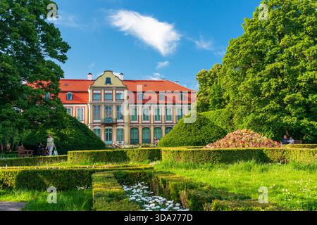 Gdansk, Pologne : 1er juin 2024. Une scène printanière lumineuse avec un grand palais historique de l'Abbé et ses jardins environnants dans Oliwa Park à Gdansk, Banque D'Images