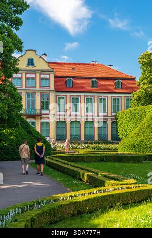 Gdansk, Pologne : 1er juin 2024. Une scène printanière lumineuse avec un grand palais historique de l'Abbé et ses jardins environnants dans Oliwa Park à Gdansk, Banque D'Images