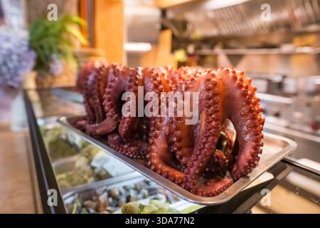 Gros plan sur les tentacules de pieuvre fraîches dans le restaurant Galice Espagne Banque D'Images