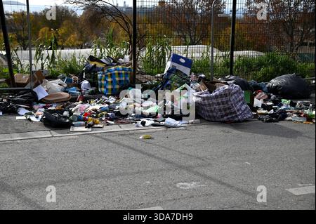 Marseille, France. 07 décembre 2025. Des images de déversement illégal se produisant sur le bord de la route. Crédit : SOPA images Limited/Alamy Live News Banque D'Images