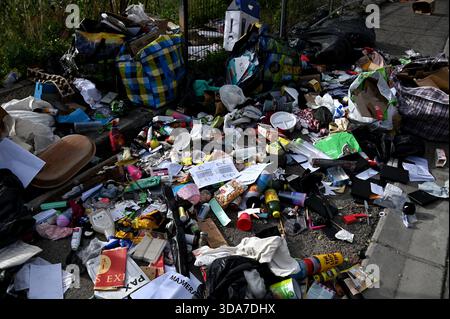 Marseille, France. 07 décembre 2025. Des images de déversement illégal se produisant sur le bord de la route. Crédit : SOPA images Limited/Alamy Live News Banque D'Images
