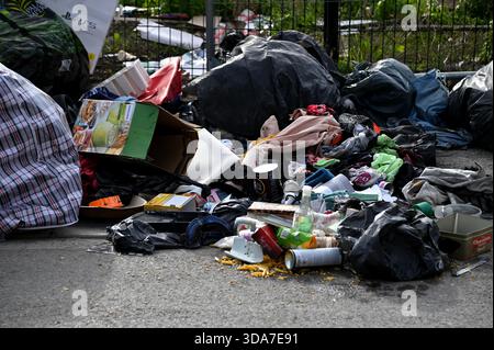 Marseille, France. 07 décembre 2025. Des images de déversement illégal se produisant sur le bord de la route. (Photo Gerard Bottino/SOPA images/SIPA USA) crédit : SIPA USA/Alamy Live News Banque D'Images