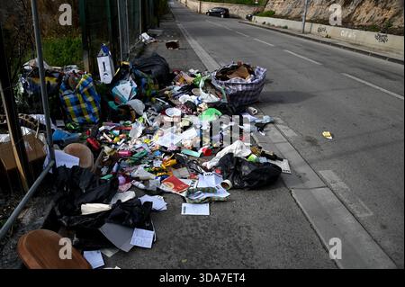Marseille, France. 07 décembre 2025. Des images de déversement illégal se produisant sur le bord de la route. (Photo Gerard Bottino/SOPA images/SIPA USA) crédit : SIPA USA/Alamy Live News Banque D'Images