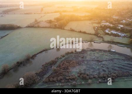 Vue aérienne de la Tamise serpentant à travers les champs gelés et le charmant village de Sonning, Oxfordshire, Royaume-Uni. Banque D'Images