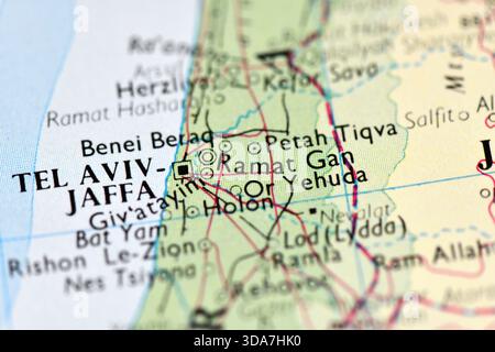 Gros plan d'une carte détaillant la région autour de tel Aviv-Jaffa, Israël, y compris Petah Tiqva, Ramat Gan, Holon, et Bnei Berag. Banque D'Images