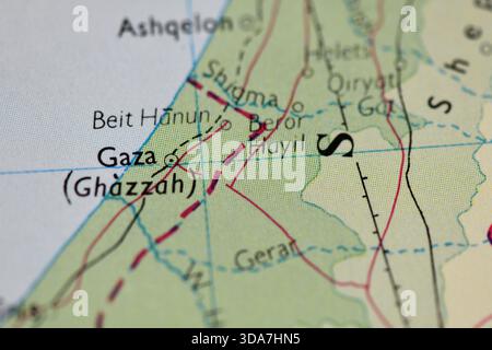 Gros plan d'une carte montrant la bande de Gaza (Ghazzah) et les villes environnantes comme Beit Hanun, Shigma et Ashqelon près de la frontière israélienne. Banque D'Images